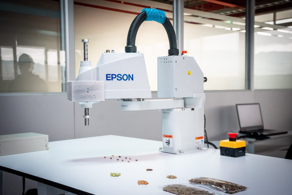 utpl's tweet photo. 🔝 @utpl implementa Laboratorio de #Robótica con el apoyo de @EpsonLatin. 🇪🇨 4 robots industriales fortalecerán el Parque Científico y Tecnológico #UTPL como un espacio de investigación, vinculación y educación 4.0 para aportar al sector industrial.

» https://t.co/TylnLzvFGi https://t.co/9YSGs7dODy
