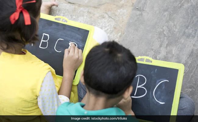 Ldumra596's tweet photo. Tibetan children in northwestern China's Qinghai province are being blocked by the authorities from taking classes outside their schools during winter holidays in an attempt aimed to weaken the connection to their native language. #chineseatrocities #minorities #ughyursmushlims https://t.co/NkoAmSsCge