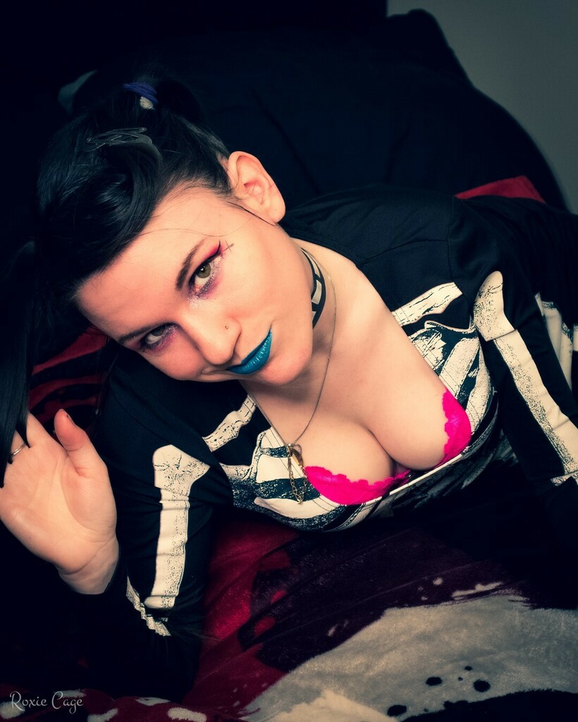 RoxieCage's tweet photo. How bout them yabbos? 

#bluelips 
#skeletondress 
#pigtails 
#lounging 
#halloweencostume 
#spookyseason 
#falllover 
#pale 
#paleskin 
#palegirl 
#palegirlsclub https://t.co/AbkhaE1mA9 https://t.co/7xKmUQCbHg