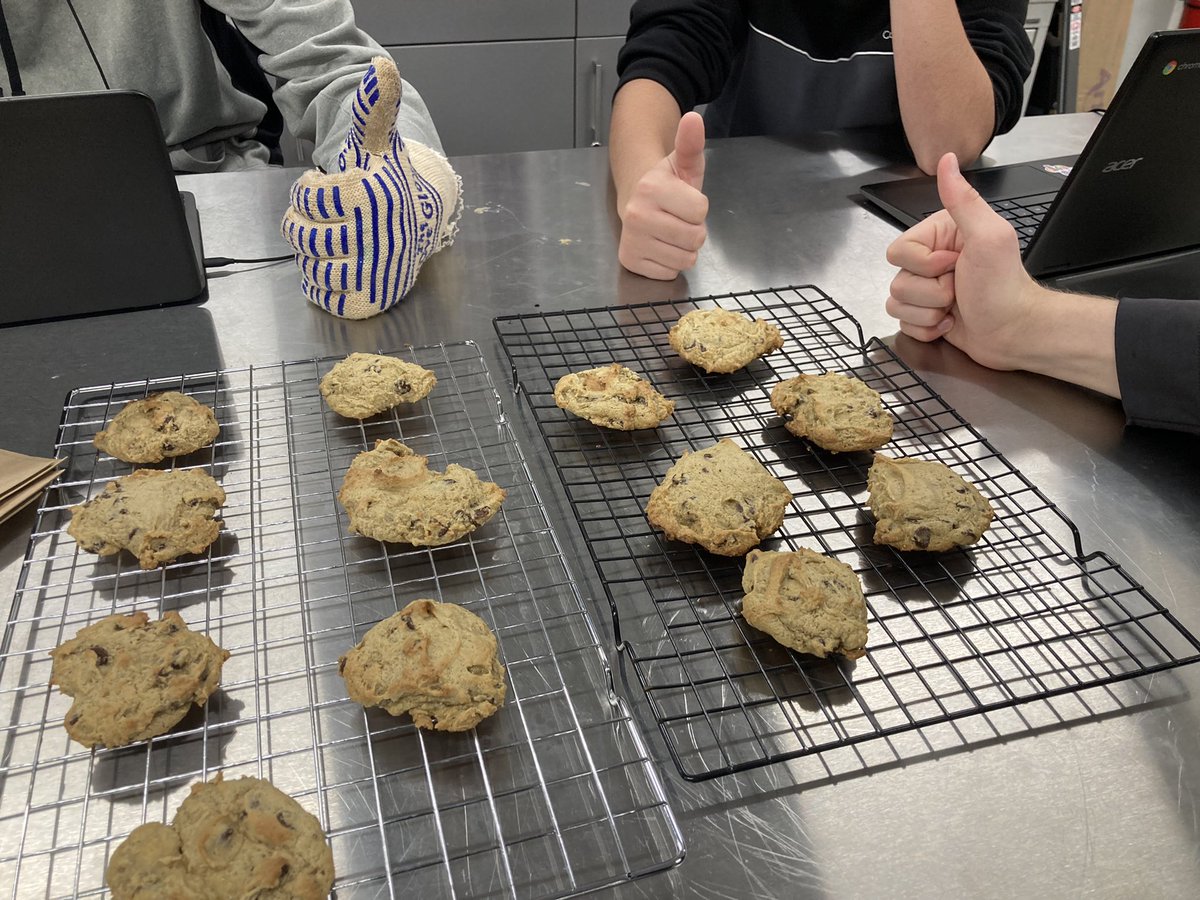 PRMrsJones's tweet photo. Avocado 🥑cookies 🍪 were a hit in #culinary1 today. #goodfats #nutrition #healthy @SKochPR @mh_maps44 @MattCollins2189 @IndustryCareers https://t.co/wETQJkhFEf