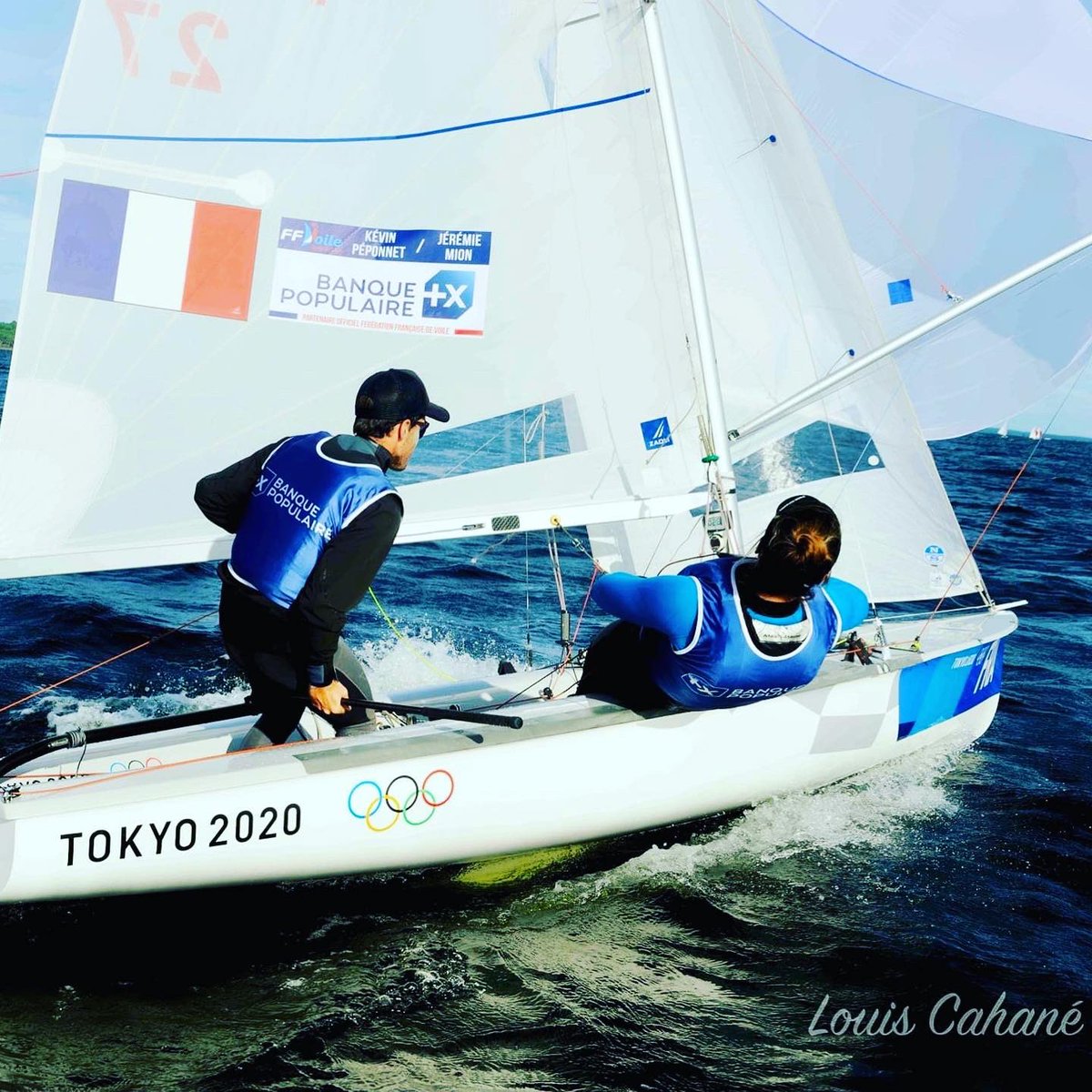 keponnet's tweet photo. 🏆Champion de France 2021 🇫🇷

🙏Merci  @AloiseRetornaz, on n’est pas trop rouillés 3 mois après les JO 😂
et « Craint degun », bateau tout droit rentré du Japon 🇯🇵 

📸 Louis Cahane 

#championdefrance #reprise #470sailing #winning #sailingpassion #sailing⛵️ #carcansmaubuisson https://t.co/src9slfOiu