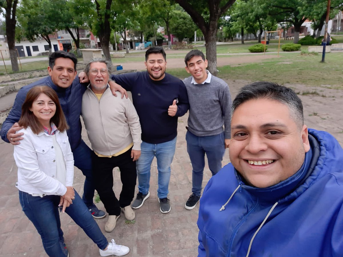 jarroyosi's tweet photo. 🚶‍♂️ JARDINES II

Hoy nos fuimos a Moreno Norte y recorrimos el B° Jardines II.
Entregamos boletas y charlamos cara a cara con los vecinos.

El cambio se acerca a #Moreno.

#JuntosMoreno https://t.co/qARTwwbeGC