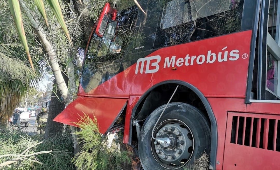 canal6tv's tweet photo. 💥Ocho personas resultaron lesionadas esta mañana luego de que una unidad del Metrobús chocara contra un árbol en Av. Francisco Morazán, en @TuAlcaldiaGAM. Al respecto, el #Metrobús informó que el accidente fue provocado por un motociclista que invadió el carril y huyó del lugar. https://t.co/uteDCZJ5Ny