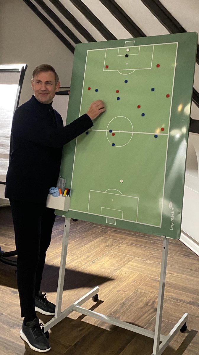 Lecture on looking at goalkeeping. Raising the bar in goalkeeping coaching. @legamasternl @legamaster_international <a href="/falke/">Robin Thomas</a> @falkesport @voetbaltrainerscursus