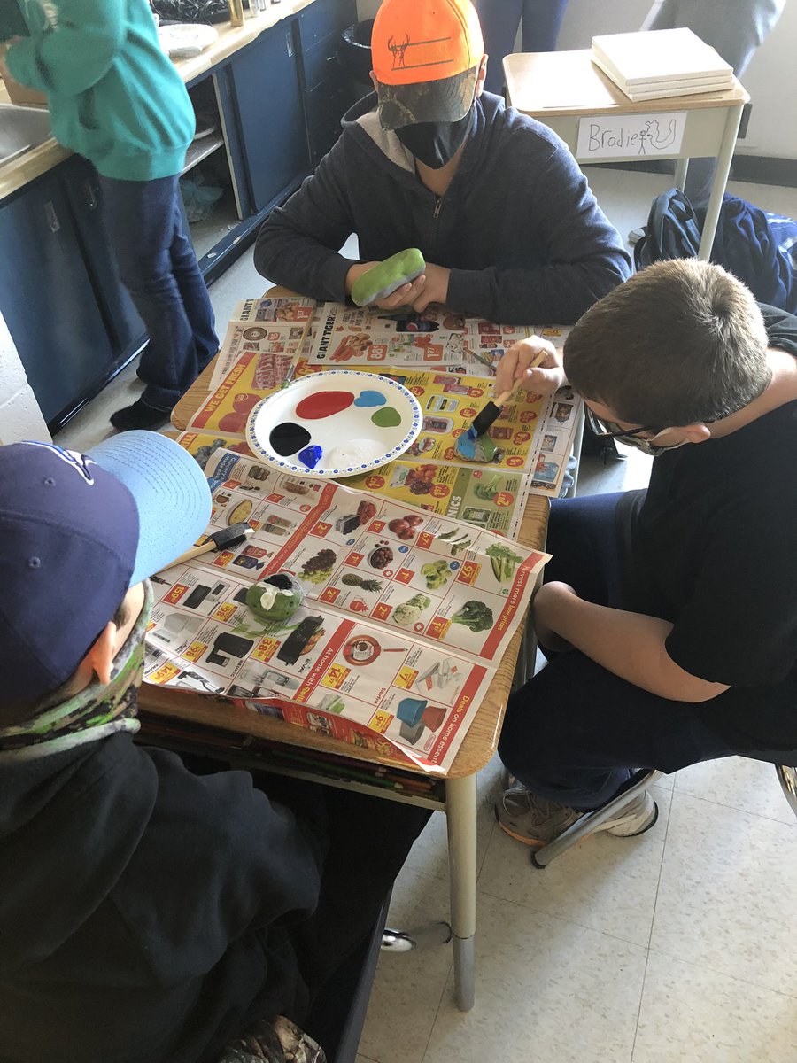 MrsFrenchDPS's tweet photo. Painting rocks for Remembrance Day. #lestweforget https://t.co/4WaWBy8iDG
