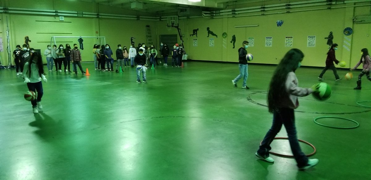 WEwildcatPE's tweet photo. @WilsonES_AISD 4th grade students learning basic dribbling skills during P.E. class.  Finger pads, elbows, flip wrist, and bound the ball. 🏀 @DrCrystalWatson @AldineAthletics @drgoffney #WEshine https://t.co/CeG6wNTS9w