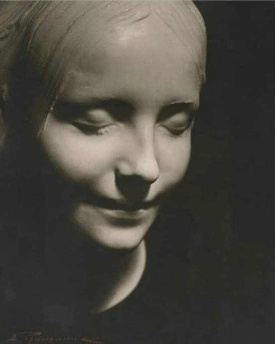 1- Arkadaşlar, çok güzel  ve etkileyici bir hikaye lütfen okuyunuz.🙏

Dünyanın en çok öpülen kadını

1930’larda Paris’teki meşhur Sein Nehri’nin kıyısına vurmuş kimliksiz bir genç kız cesedi bulunur. Yapılan otopside kızın 16-17 yaşlarında olduğu ve intihar ettiği anlaşılır.