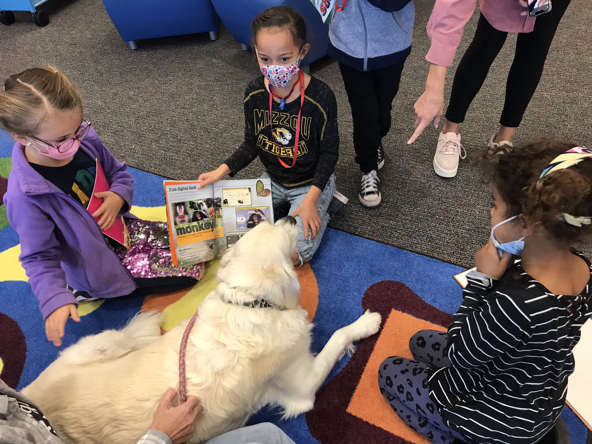 TherapyDaisy's tweet photo. About 18 months later &amp; Daisy is back in action! Around 75 kindergartners enjoyed telling Daisy about their books &amp; received a bookmark to take home. What great bunch of kids at Cedar Ridge Elementary. https://t.co/SWHjo3BGy5