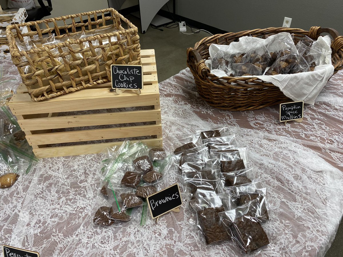 LucindaSweetBee's tweet photo. Bake sale fundraiser today at 6637! Taking care of our people!!! https://t.co/5GGpTdhdp5