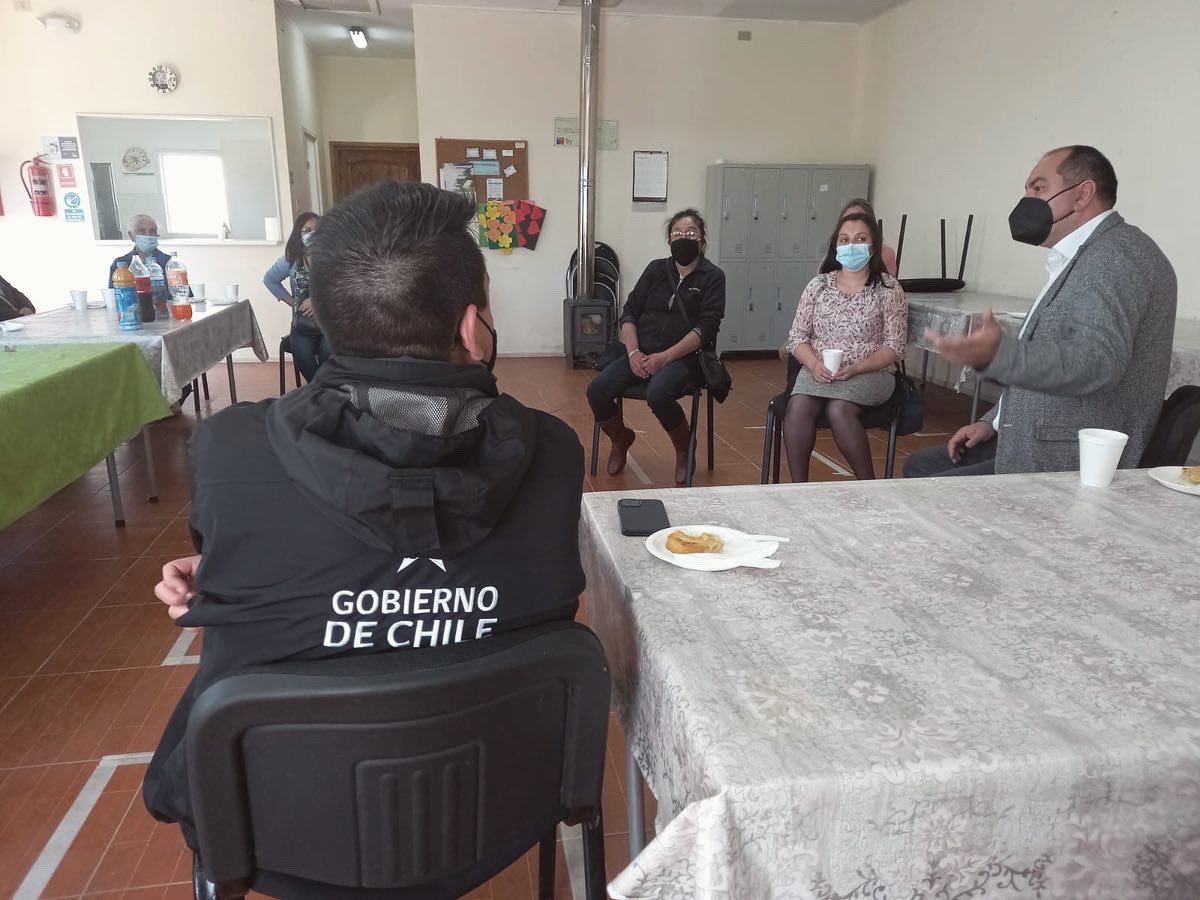 serviulosrios's tweet photo. 👉🏼Esta tarde, nuestro Director, Raúl Escárate junto al Seremi de Vivienda, Ignacio Vidal, fueron invitados por un grupo de beneficiarios DS27 de Los Lagos para conversar y resolver dudas sobre el avance y el proceso de su proyecto habitacional👏🏼
#minvu #serviu #vivienda https://t.co/950fGRJ6XR