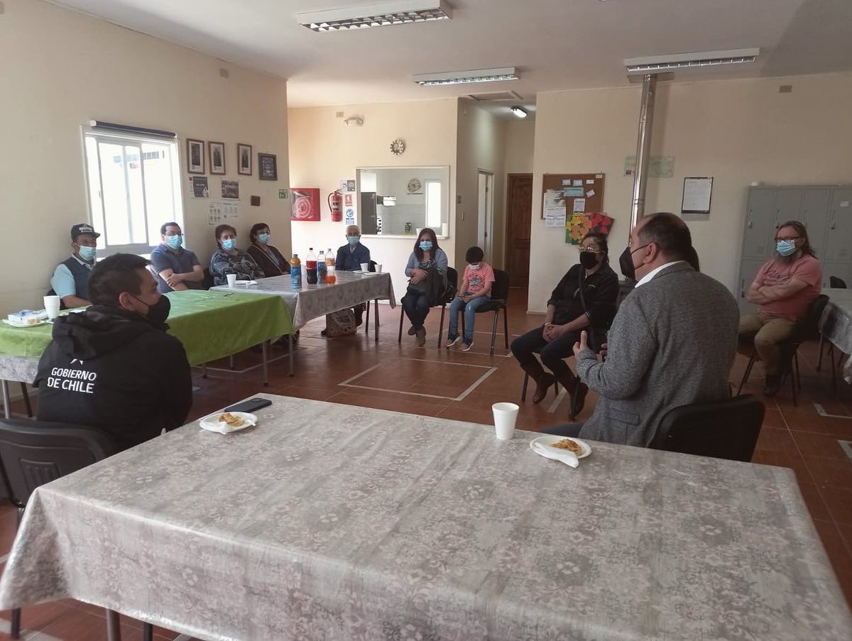 serviulosrios's tweet photo. 👉🏼Esta tarde, nuestro Director, Raúl Escárate junto al Seremi de Vivienda, Ignacio Vidal, fueron invitados por un grupo de beneficiarios DS27 de Los Lagos para conversar y resolver dudas sobre el avance y el proceso de su proyecto habitacional👏🏼
#minvu #serviu #vivienda https://t.co/950fGRJ6XR
