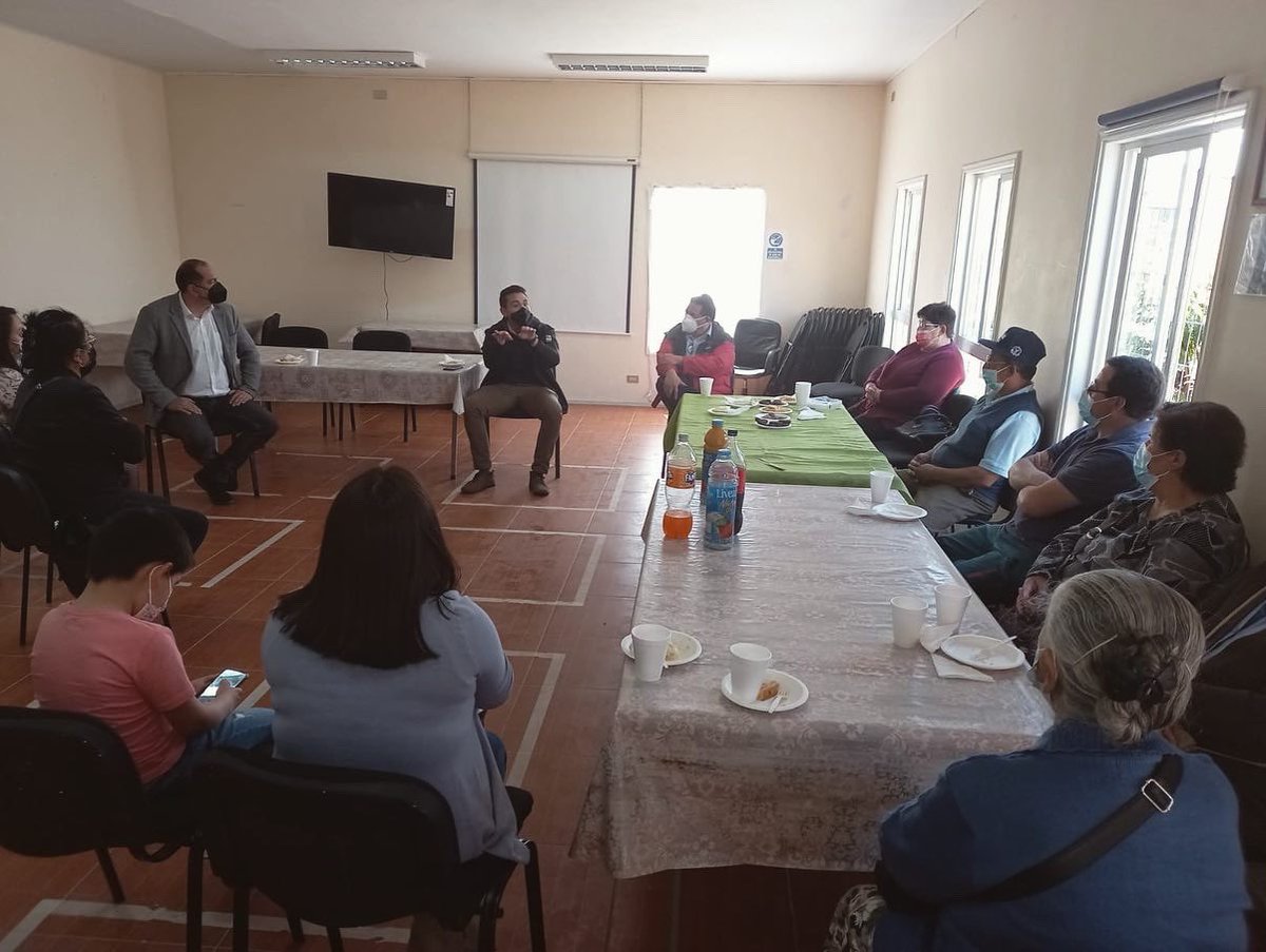 serviulosrios's tweet photo. 👉🏼Esta tarde, nuestro Director, Raúl Escárate junto al Seremi de Vivienda, Ignacio Vidal, fueron invitados por un grupo de beneficiarios DS27 de Los Lagos para conversar y resolver dudas sobre el avance y el proceso de su proyecto habitacional👏🏼
#minvu #serviu #vivienda https://t.co/950fGRJ6XR