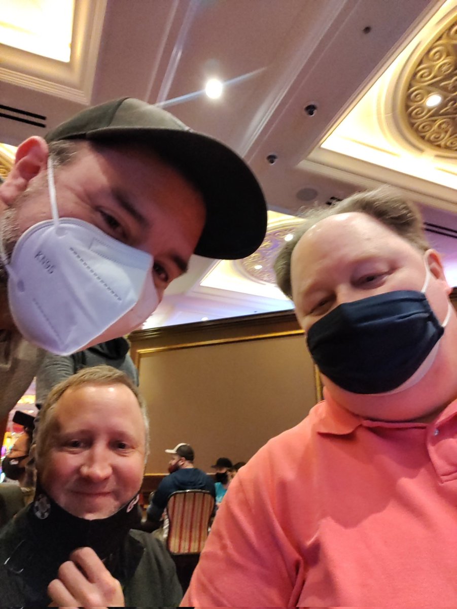 AbelDax's tweet photo. @FossilMan @VenetianPoker My friends got to take a pic with you today 😎🤘 https://t.co/EMUYnhUvx2