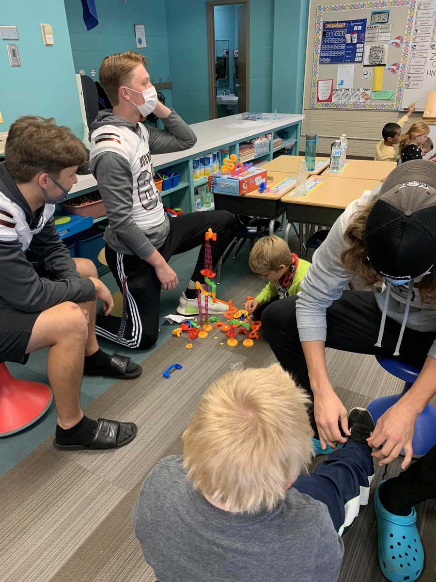 FSCCFOOTBALL's tweet image. This weeks community Service consisted of our whole team heading over to the local elementary school to draw, read and build with the kids!