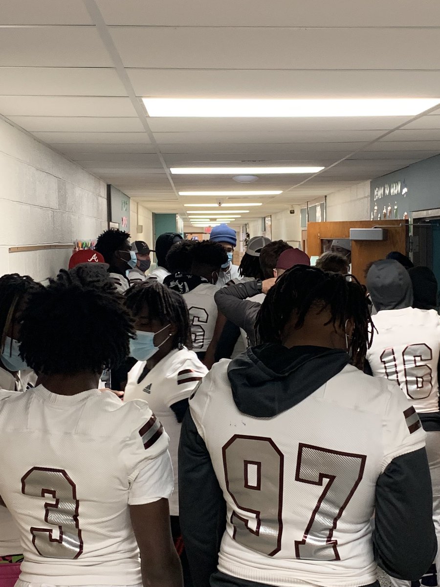 FSCCFOOTBALL's tweet image. This weeks community Service consisted of our whole team heading over to the local elementary school to draw, read and build with the kids!
