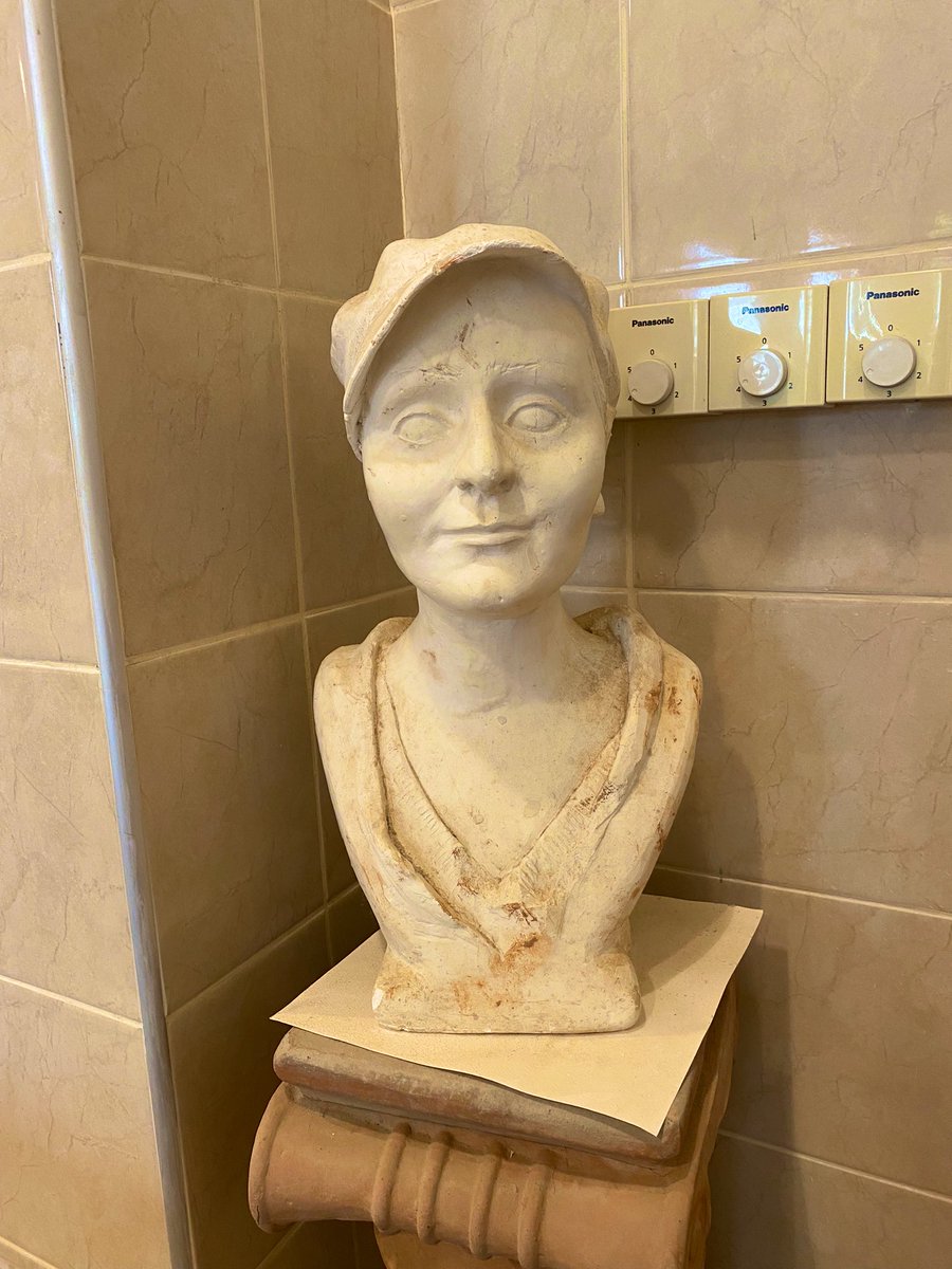 CuriousWara's tweet photo. many many thanks to building construction that helped to struck a conversation between me and this sculpture 🤩🤣 #drawingstudio #architecture https://t.co/DYGmoHCvZY