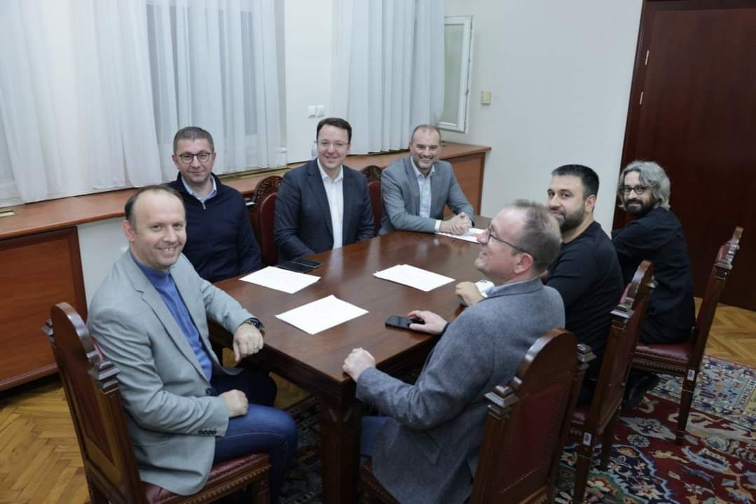 MickoskiHM's tweet photo. Новата идни��а доаѓа, ново време и нова надеж. Не чекаат силни предизвици, свесни и благодарни за поддршката заедно ќе успееме. Македонија ќе успее! Имаме ново парламентарно мнозинство. https://t.co/T1fsakcXyk