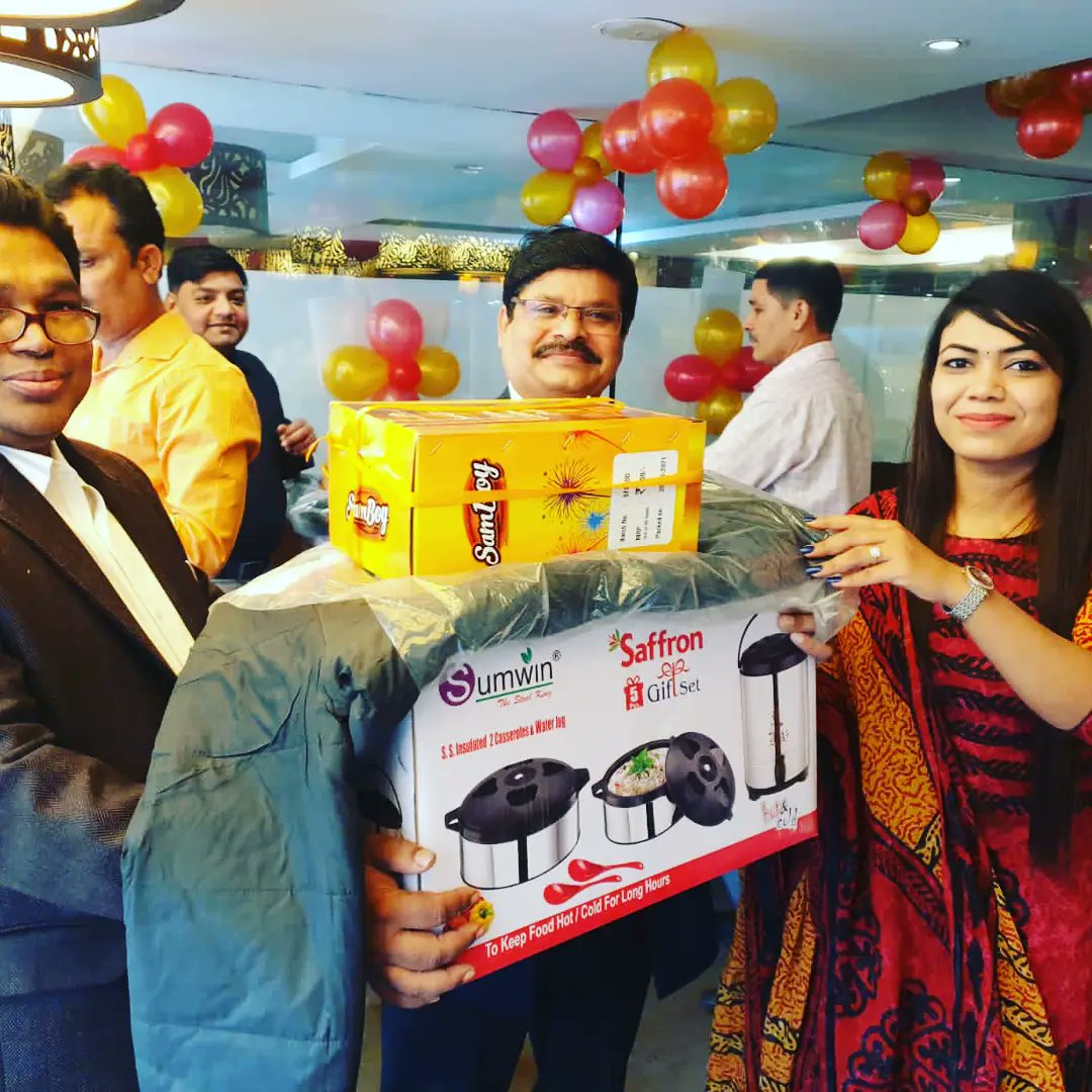 RreSoft's tweet photo. Diwali celebration and Gift distribution to our sales team of R.R.E Foods family. 🎊🪔🎊🎊🪔🪔

#diwalivibes #diwalicelebration #rrefoodsandsoftdrinkspvtltd #rrefoods #Samarfresh #samboy 

Website- www https://t.co/CtgqSDeryS https://t.co/4p8dM5nuzN
