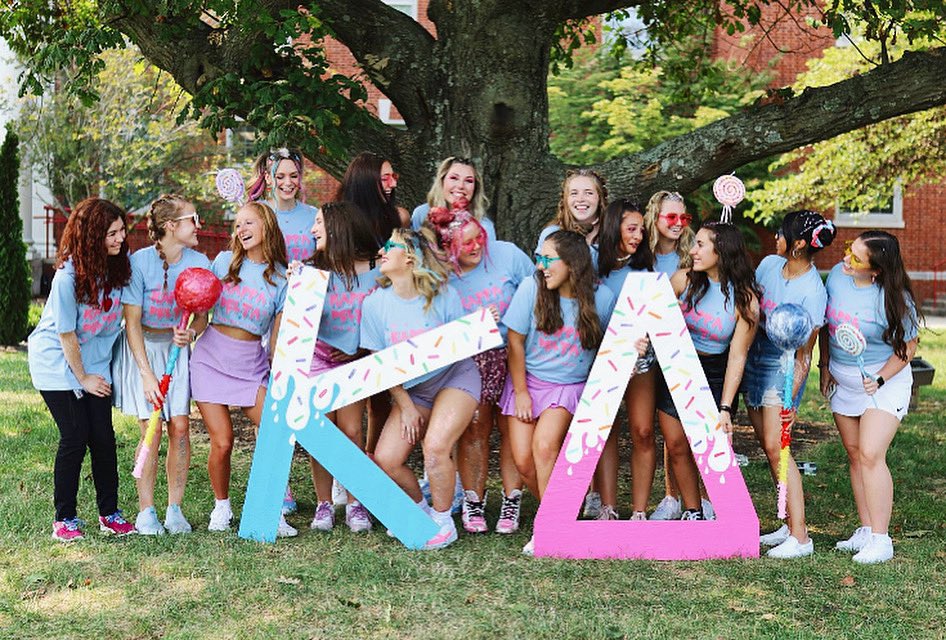 Fridays are for the 𝑔𝑖𝑟𝑙𝑠!!! 🤍🦋⚡️ Comment your weekend plans down below! ⬇︎ Photos by @madisonkinderphotography !#kappadelta #kdbcia #goconfidently