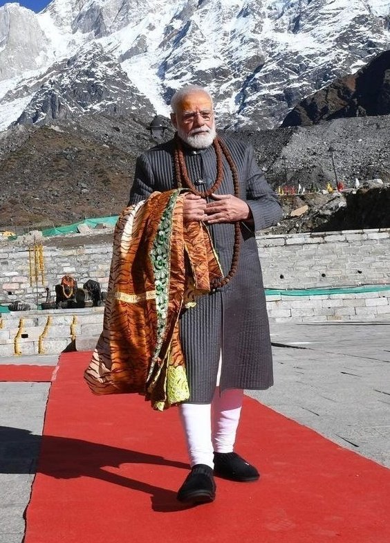 srinivasiyc's tweet photo. Red Carpet, Designer पोशाक,
पैरों में जूते, कैमरे के लिए POSE देते PM

क्या गजब 'फकीरी' है.. https://t.co/4xqhuCS404