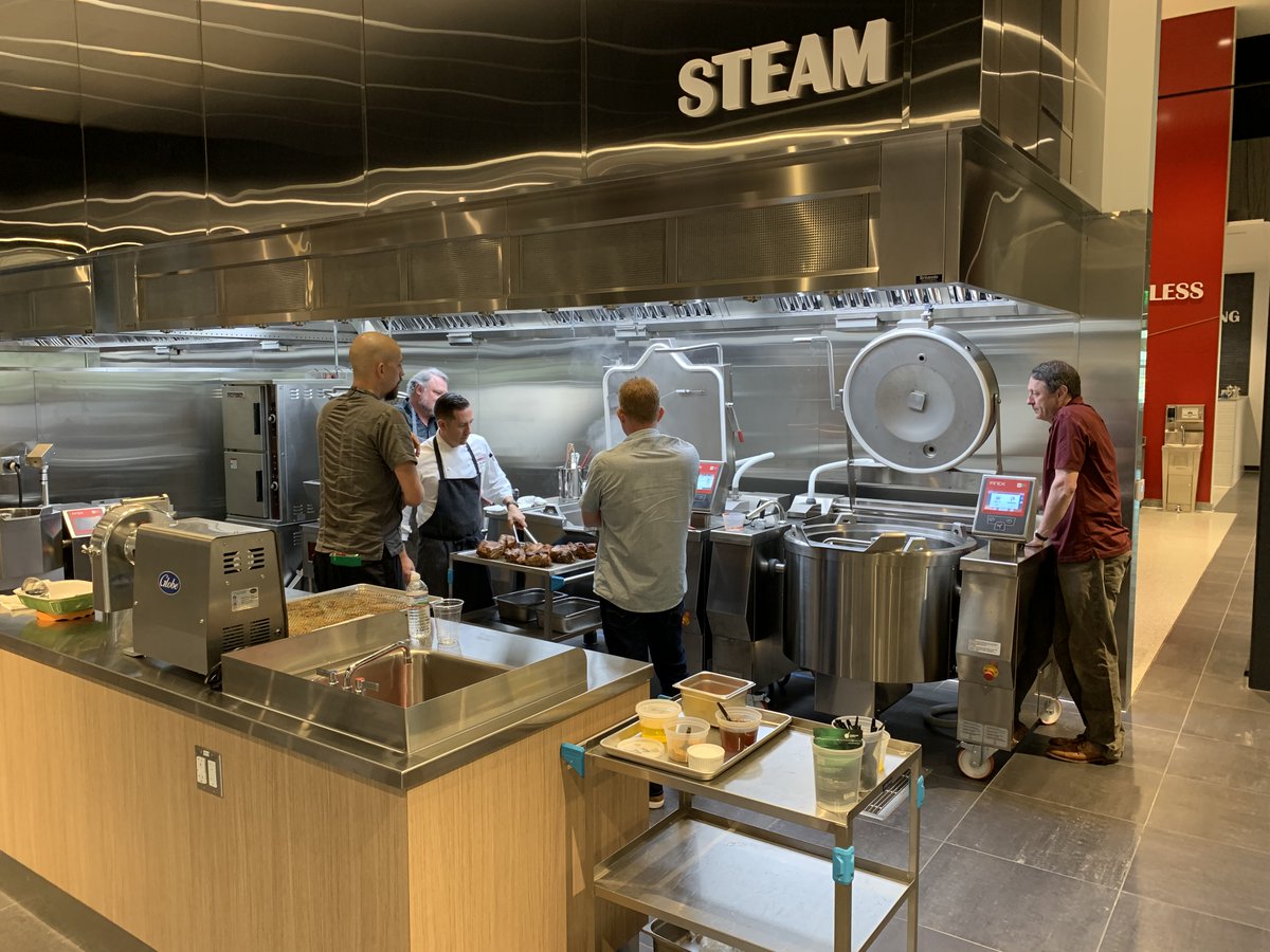 SEFA_LLC's tweet photo. Chef Jason Hall at the @middlebycooking Innovation Kitchen, a.k.a. The MIK, demoing how quickly Firex's Autoclave BetterPans can cook products.
#FirexNA #Firex #CrownSteamGroup #CrownNA #Marketforge #cucimix #convectionsteamers #braisingpans #chefslife #restaurantequipment https://t.co/4EWBidhml7
