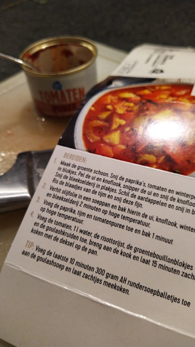 Goedenmiddag <a href="/albertheijn/">Albert Heijn</a>... Heerlijk zo'n verspakket goulashsoep.
Maar wat doe ik de met de aardappelblokjes? Mist in het #stappenplan. Gft bak dan maar🙃