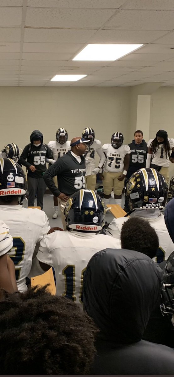 CoachJTW's tweet photo. Itโs GAMEDAY!!! Letโs go 1-0. #Tyler55 https://t.co/MBty7yCsM7
