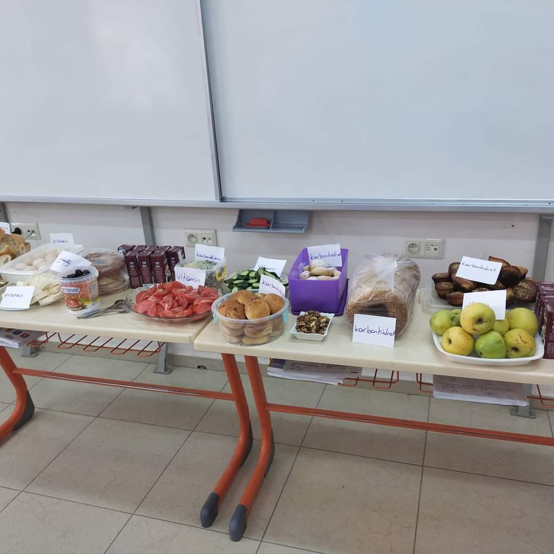 AkcaovaC's tweet photo. 4/A sınıfı öğrencilerimiz hem besinleri,hemde kahvaltılarını yaparak dengeli beslenmenin önemini öğrendiler. Teşekkürler @Huriye12026565 👏👏👏 @Aydin_MEM @CineIlce @eTwinningAydin @tretwinning @AydinMemArge @seyfullah0966 @KYavuzkan https://t.co/AicwNnBYtI