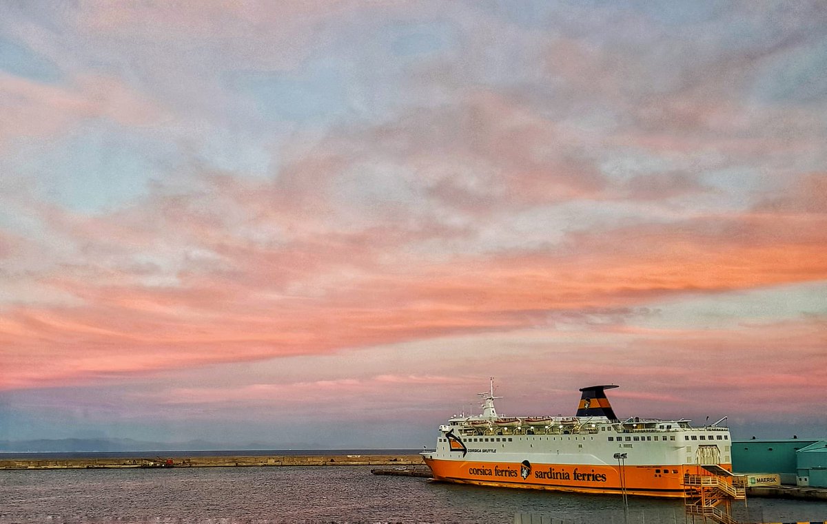 cristinapizzutt's tweet photo. Live da #VadoLigure 🧡

⁦@Corsicaferries⁩
#NaviGialle #tramonto #sunset ⁦@NGaribbo⁩ ⁦@giobarbera⁩ ⁦@KalieDeshayes⁩ ⁦@sdurzo⁩ ⁦@VideonaviSito⁩ ⁦@pazzoperilmare⁩ https://t.co/zfdQPMd83Z