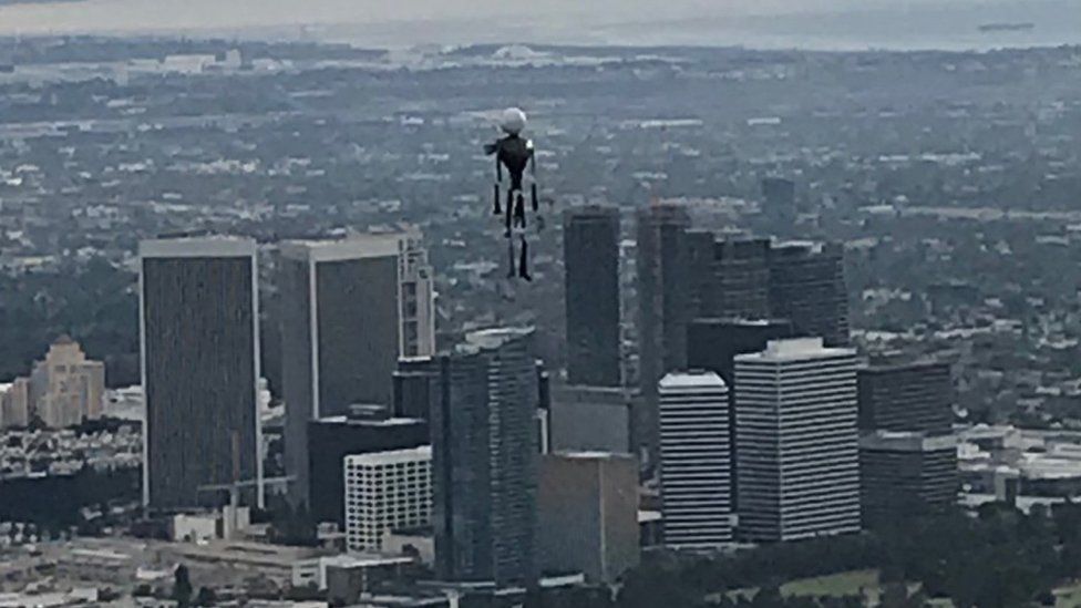 AirproxCheck's tweet photo. LA ‘jetpack man’ was probably a balloon https://t.co/8SehCbfR0Z https://t.co/mntmS7TkCe