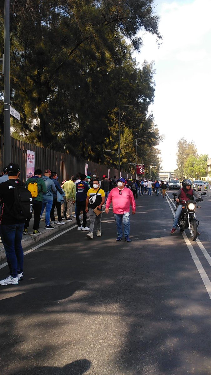 InformaBTL's tweet photo. Tomas tus previsiones, largas filas para entrar al #GPMéxico y es viernes.
Se toman todas las medidas de seguridad a la entrada y si no tienes tu #FastPass, entonces a formarse.
#F1
#F1ESTA
#Covid19
#JuntosHacemosMás
#iBTL https://t.co/UujlUktaCa