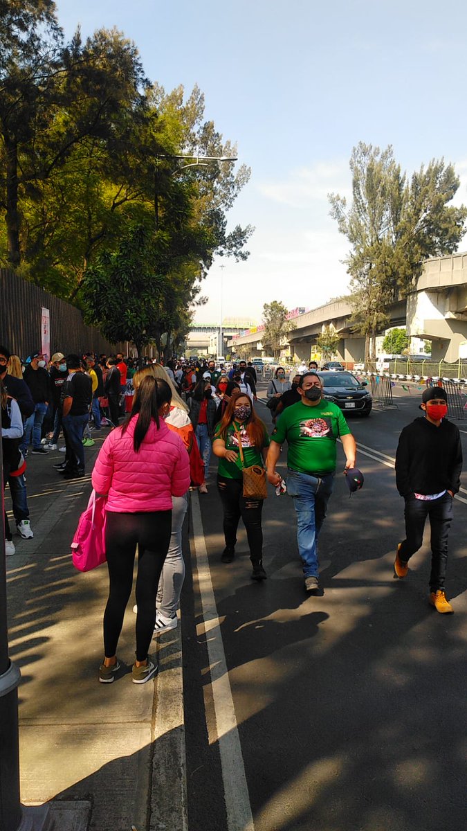InformaBTL's tweet photo. Tomas tus previsiones, largas filas para entrar al #GPMéxico y es viernes.
Se toman todas las medidas de seguridad a la entrada y si no tienes tu #FastPass, entonces a formarse.
#F1
#F1ESTA
#Covid19
#JuntosHacemosMás
#iBTL https://t.co/UujlUktaCa