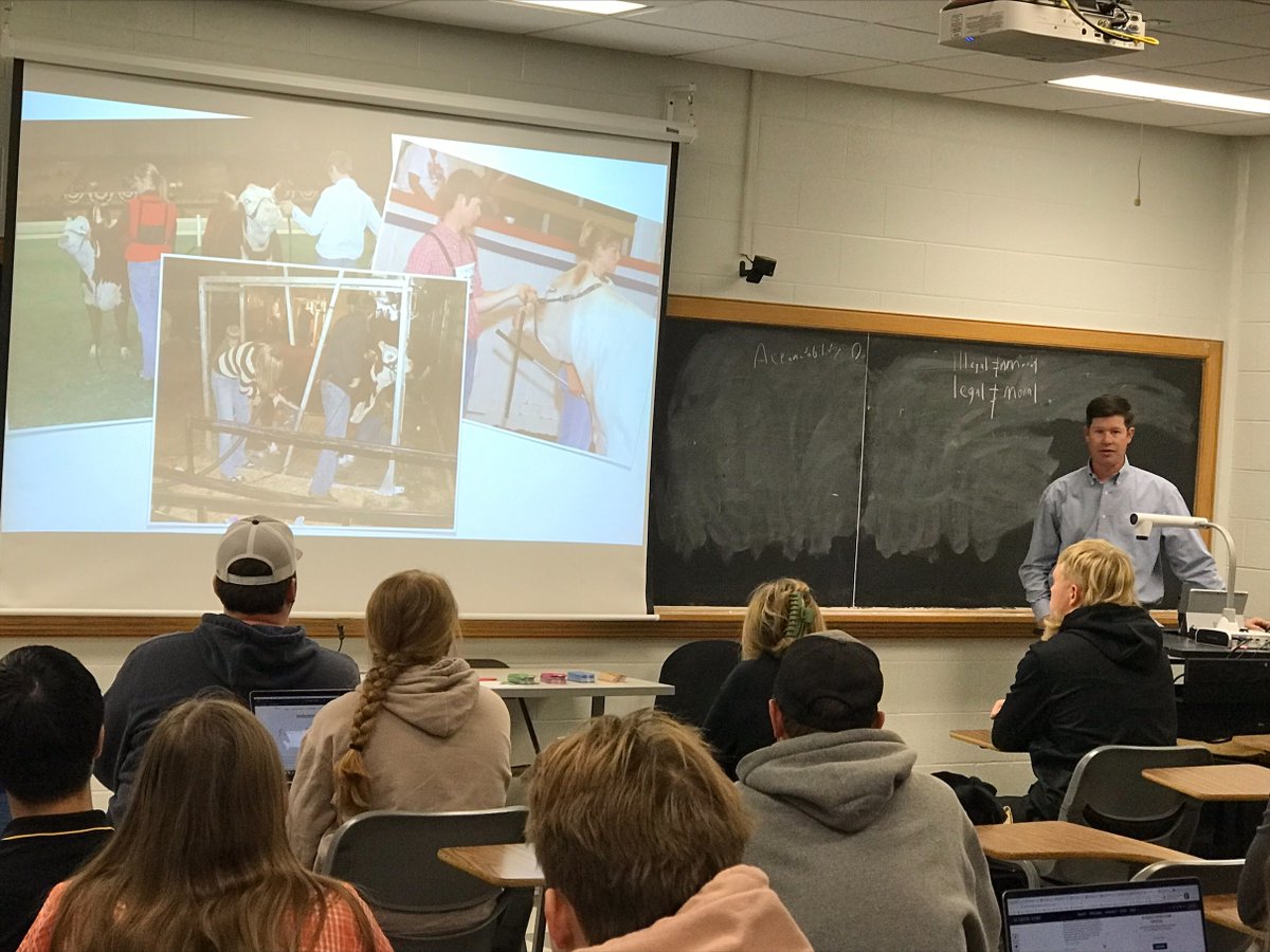 AgButlerApp's tweet photo. @kevinjohansen5j hit up the classrooms of @MizzouAgbiz this week to talk to students encouraging them to follow their passion for agriculture.
#AgButlerApp #RuralLabor #AgJob @cafnr https://t.co/KF0uHNRer6