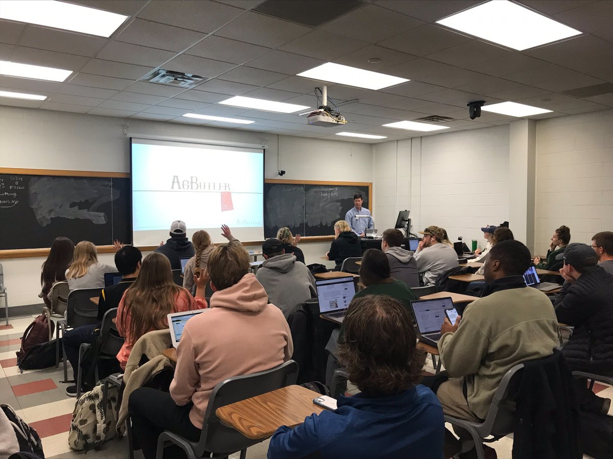 AgButlerApp's tweet photo. @kevinjohansen5j hit up the classrooms of @MizzouAgbiz this week to talk to students encouraging them to follow their passion for agriculture.
#AgButlerApp #RuralLabor #AgJob @cafnr https://t.co/KF0uHNRer6