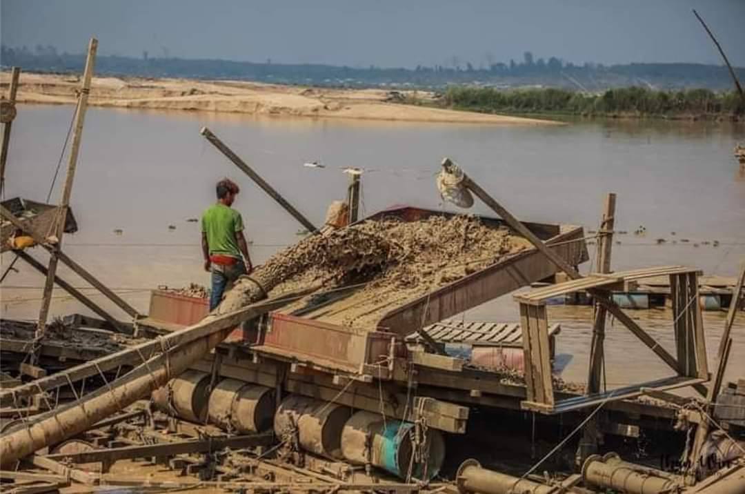 SAC troops are illegally extorting bribes from gold seekers in HtawThar village, MawLite district. People have to pay extorted money to SAC thugs as SAC intimidated them with banning of their enterprise.
LEGALIZATION OF NUG
#Nov5Coup  
#WhatsHappeningInMyanmar