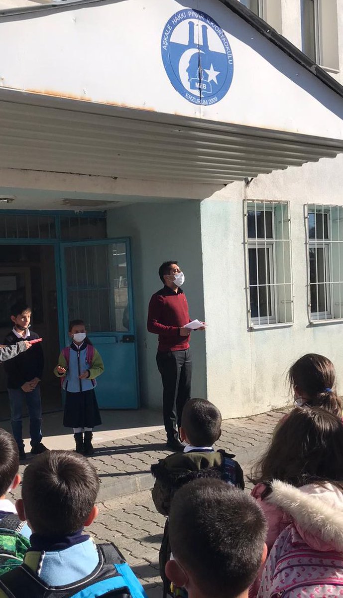 Tüm kademelerde gerçekleştirdiğimiz  ‘Kazanım Değerlendirme Sınavında’  1. olan öğrencilere okul müdürümüz Yakup ACAR ödüllerini verdi.
<a href="/karaloglu_murat/">Murat KARALOĞLU</a>
<a href="/skaygusuz/">Salih Kaygusuz</a>
<a href="/hakancinarmem/">Hakan ÇINAR</a>
<a href="/Erzurum_Mem/">Erzurum İl Millî Eğitim Müdürlüğü</a>
@askalemem