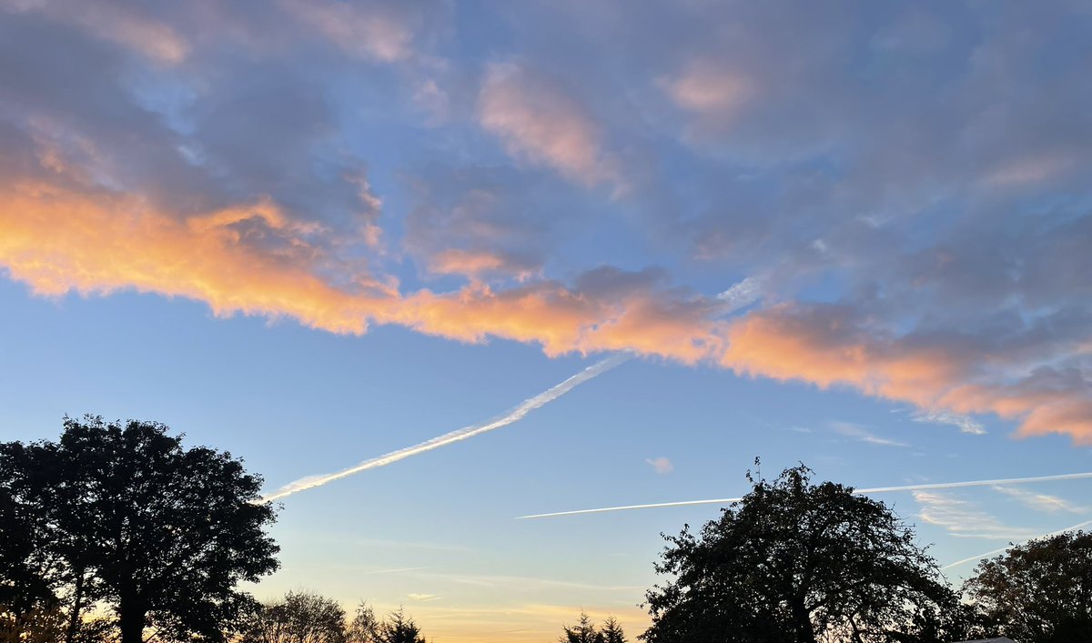 An incredible sunrise today.

In other news: head to WaxWorm member @devansmusic’s page to hear new dark electronic music released TODAY!

trepanationrecordings.bandcamp.com/album/until-li…