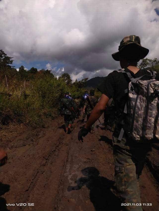 Amid intense firefight, one comrade of KA was KILLED &amp; some WOUNDED by Junta’s shelling. Junta troops in Pekhon town on a daily basis, forcing 10,000 civilians to FLEE.
#Nov5Coup 
#WhatsHappeningInMyanmar