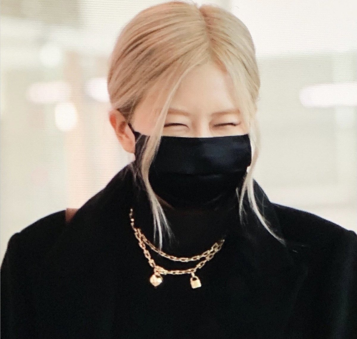 rosieuraa's tweet photo. Rosé is the cutest just look at her eyes https://t.co/7wxRJ3rH8j
