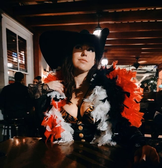 Working with Frick Frack Blackjack at Hulaween was an immense pleasure. I can't wait for Okeechobee!<a href="/tag/burlesque"class="tags"><span>#burlesque</span></a>