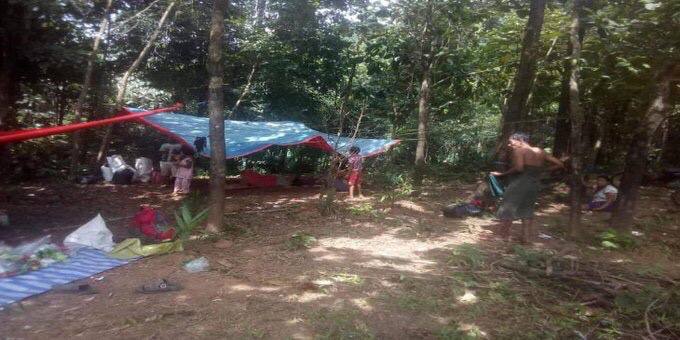 About 300 people from Thitkatoe,LayEinSu,MweKhandi villages in YaePhyu Tsp are currently fleeing due to the clashes bet: SAC &amp; PDFs. Thousands of people in ThayetChaung Tsp,Dawei hv also been displaced.
#Nov5Coup
#WhatsHappeningInMyanmar