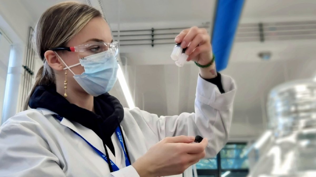 Dr <a href="/AnaTotea/">Ana-Maria Totea</a> finally printed out her #PhD #thesis and gave me a copy! Feeling super proud of her 🙌🏽  Can’t believe I was in that same position in 2012! She’s now doing a post-doc making #nanoparticles after a short stint in Industry. Keep up the great work!