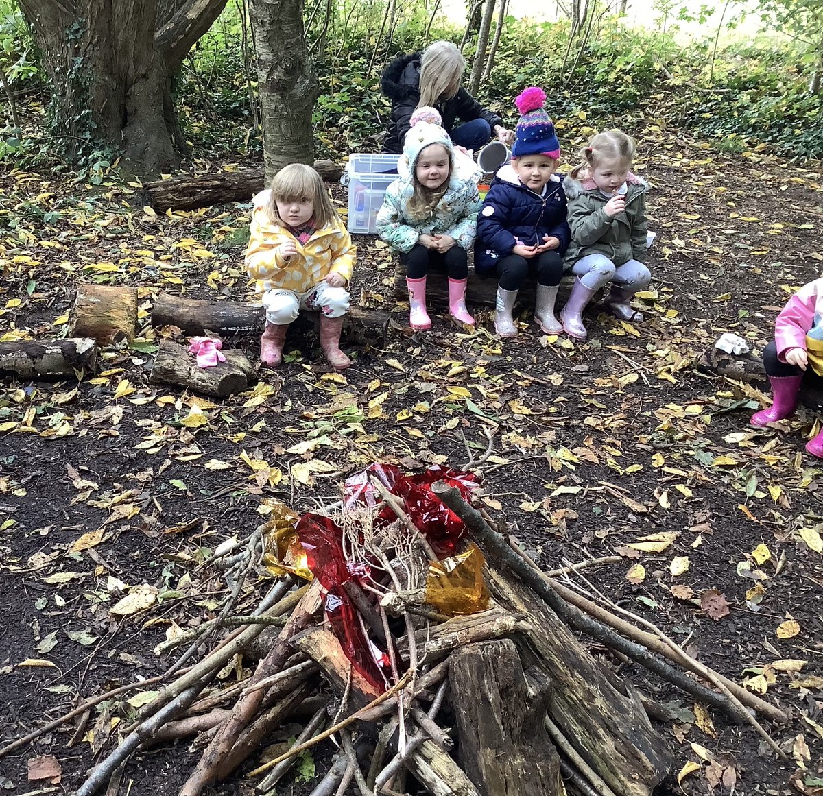 SouthdownCP's tweet photo. Nursery have had a lovely time today recreating bonfire night in the woods. They built a bonfire , had hot chocolate and ‘sparkler’ snacks around it and sang firework songs. #outdoorlearning #togetherinlearning #beallyoucanbe @OutdoorClassDay https://t.co/xPhrdE0cov
