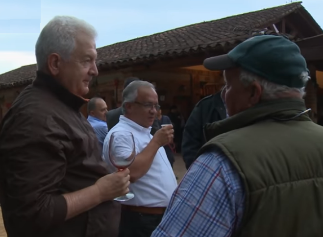 JuanPoe's tweet photo. Así se la pasa Mario Uribe, primo del expresidente Álvaro Uribe, después de haber sido condenado por aliarse con paramilitares y narcotraficantes. Sigue reuniéndose con ganaderos y hacendados en todo el país. Estas fotos se captaron en la finca Pozo Rubio en Rionegro-Antioquia. https://t.co/q4FD2xh96J