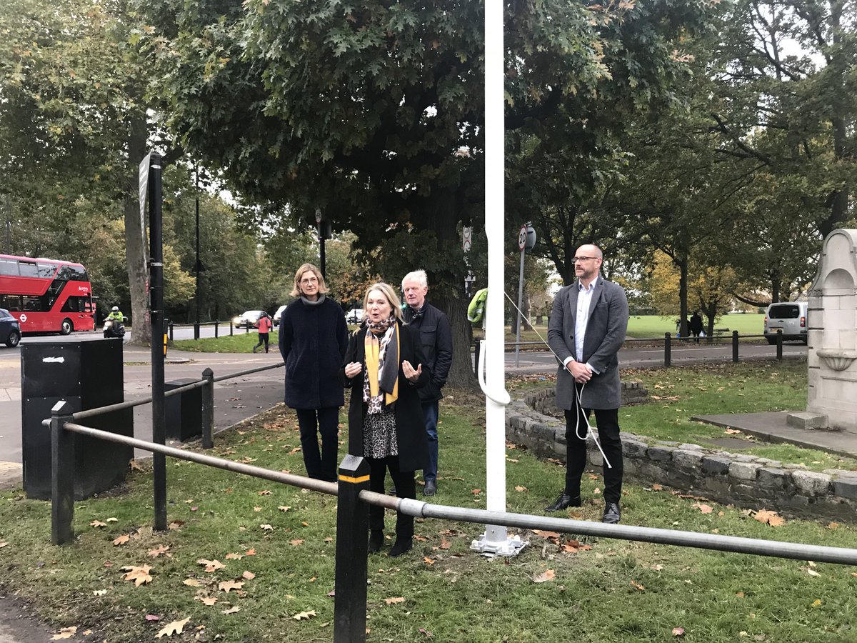 MrsJane_Cooper's tweet photo. ⁦@steffisutters⁩ thanks ⁦@wandbc⁩ ⁦@enableLC⁩ &amp; the MAC &amp; Friends of Tooting Common as she hoists the Green Flag at Tooting Common.This Green Flag, an International Award for well managed green spaces all over the world, is the 5th to be awarded in our Borough! https://t.co/J6A0qJ6t2F