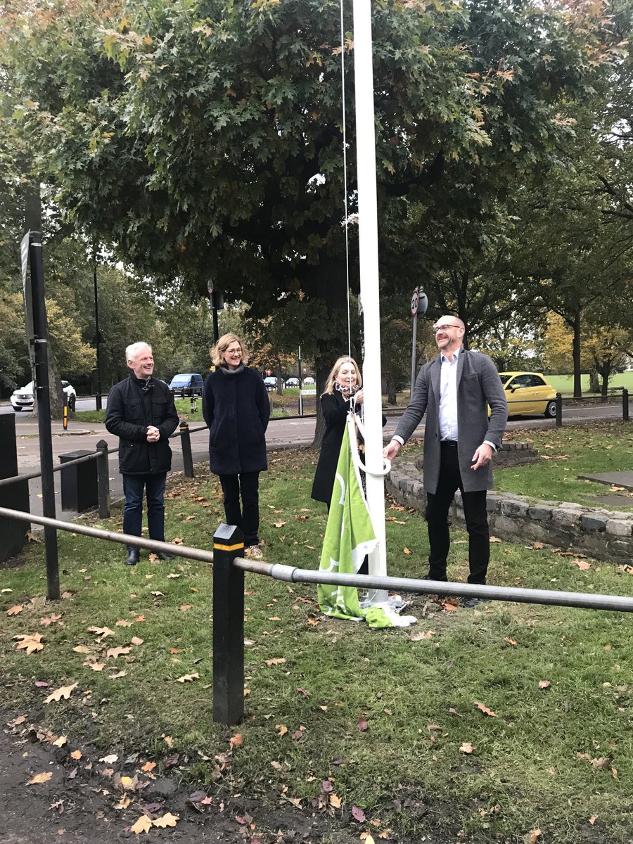 MrsJane_Cooper's tweet photo. ⁦@steffisutters⁩ thanks ⁦@wandbc⁩ ⁦@enableLC⁩ &amp; the MAC &amp; Friends of Tooting Common as she hoists the Green Flag at Tooting Common.This Green Flag, an International Award for well managed green spaces all over the world, is the 5th to be awarded in our Borough! https://t.co/J6A0qJ6t2F
