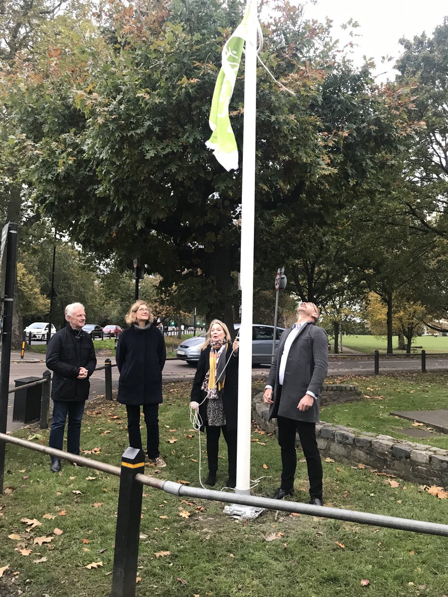 MrsJane_Cooper's tweet photo. ⁦@steffisutters⁩ thanks ⁦@wandbc⁩ ⁦@enableLC⁩ &amp; the MAC &amp; Friends of Tooting Common as she hoists the Green Flag at Tooting Common.This Green Flag, an International Award for well managed green spaces all over the world, is the 5th to be awarded in our Borough! https://t.co/J6A0qJ6t2F
