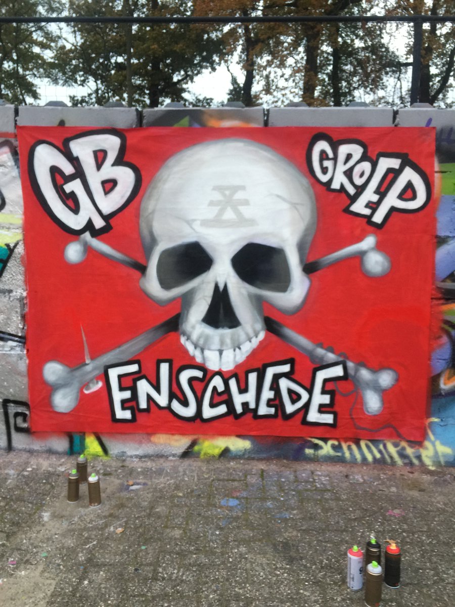 Leuk klusje vandaag.. bit rusty with the cans, en door omstandigheden niet bij de derby te zien.. wel tevreden.
#footballculture #ultras #COTE #graffiti #voetbal #fanculture <a href="/ToonHeupink/">Toon Heupink</a>