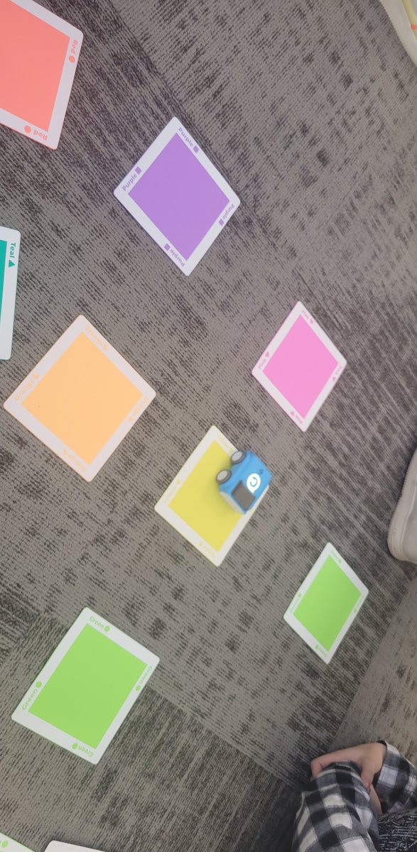 CarleyLarsen's tweet photo. Learning how to code through fun activities!! #HourofCode @COE_UNI #CSforGood @northerniowa https://t.co/R8kIvbmu8C