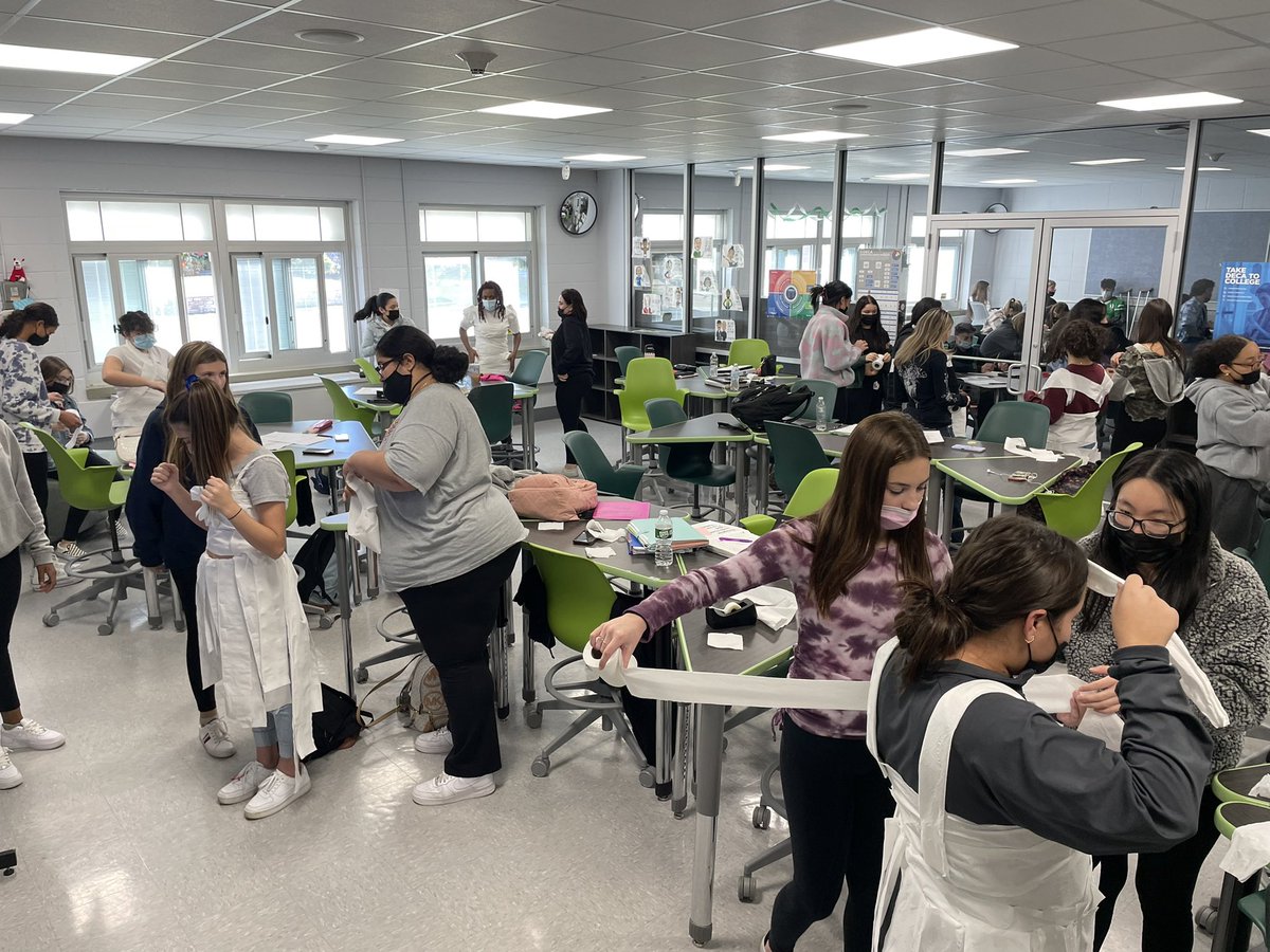 dmcwright730's tweet photo. Fashion Merchandising students designing and creating Toilet Paper Fashion to reinforce Garment Styles &amp; Parts Vocabulary #tpwrightfashion2021 #cte #businessed #ilovemyjob #fashionmerch @IntegratedLrng @WeAreDalers #dalers https://t.co/kkwZ7q9lEd